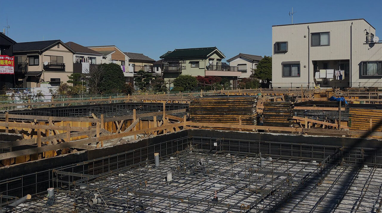 住宅街で基礎工事中の建設現場 全体風景