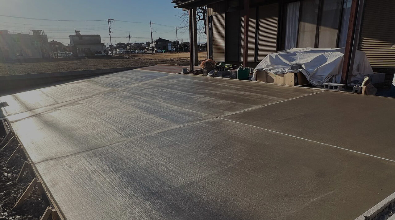住宅の庭先に施工されたコンクリート土間の仕上がり