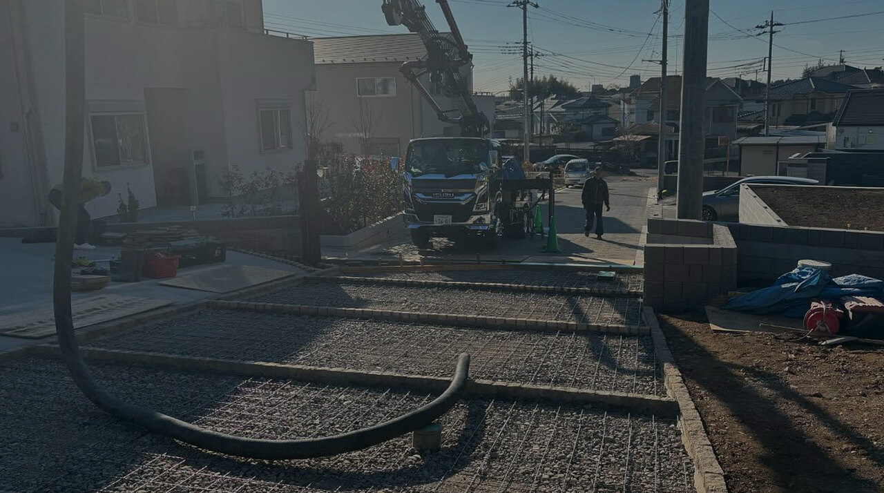 コンクリートポンプ車を使用した土間打設作業の様子