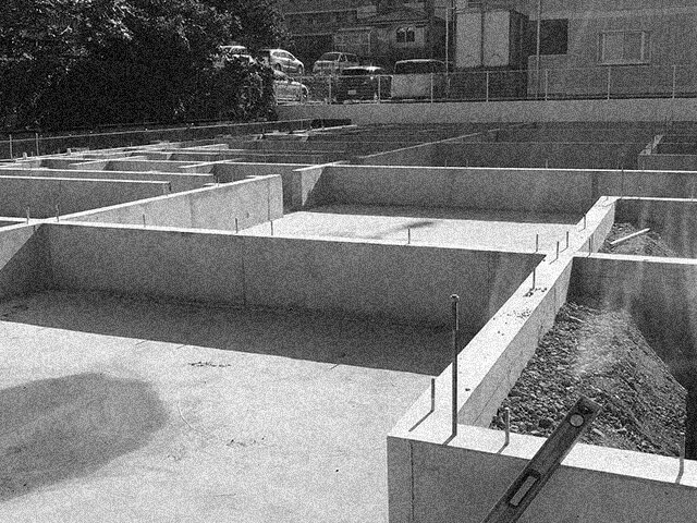 新築住宅の基礎コンクリートの施工現場