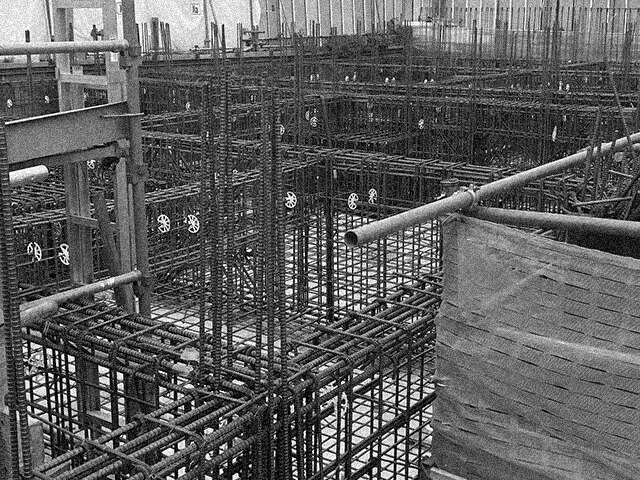 複雑に組まれた鉄筋が並ぶ建設現場の基礎工事