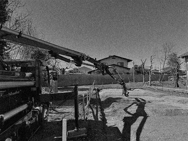 コンクリートポンプ車で作業を行う職人の様子